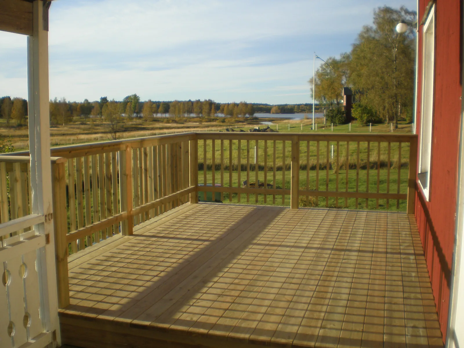 Altan intill huset