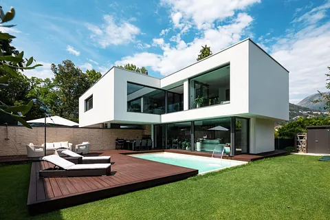 Exteriör modern vit villa med pool och trädgård